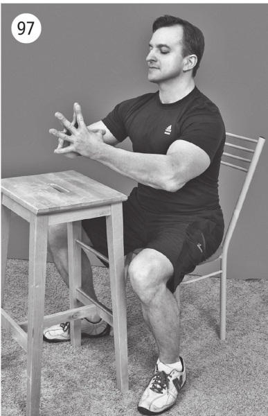 5 минут изометрических упражнений для тех, кто не отрывает попы от стула