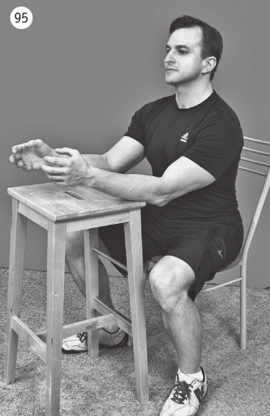 5 минут изометрических упражнений для тех, кто не отрывает попы от стула